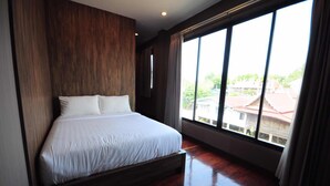 Una cama grande en una habitación con vistas a edificios.