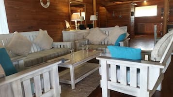 Casa panorâmica, 4 quartos, vista para o oceano, de frente para a praia | Área de estar