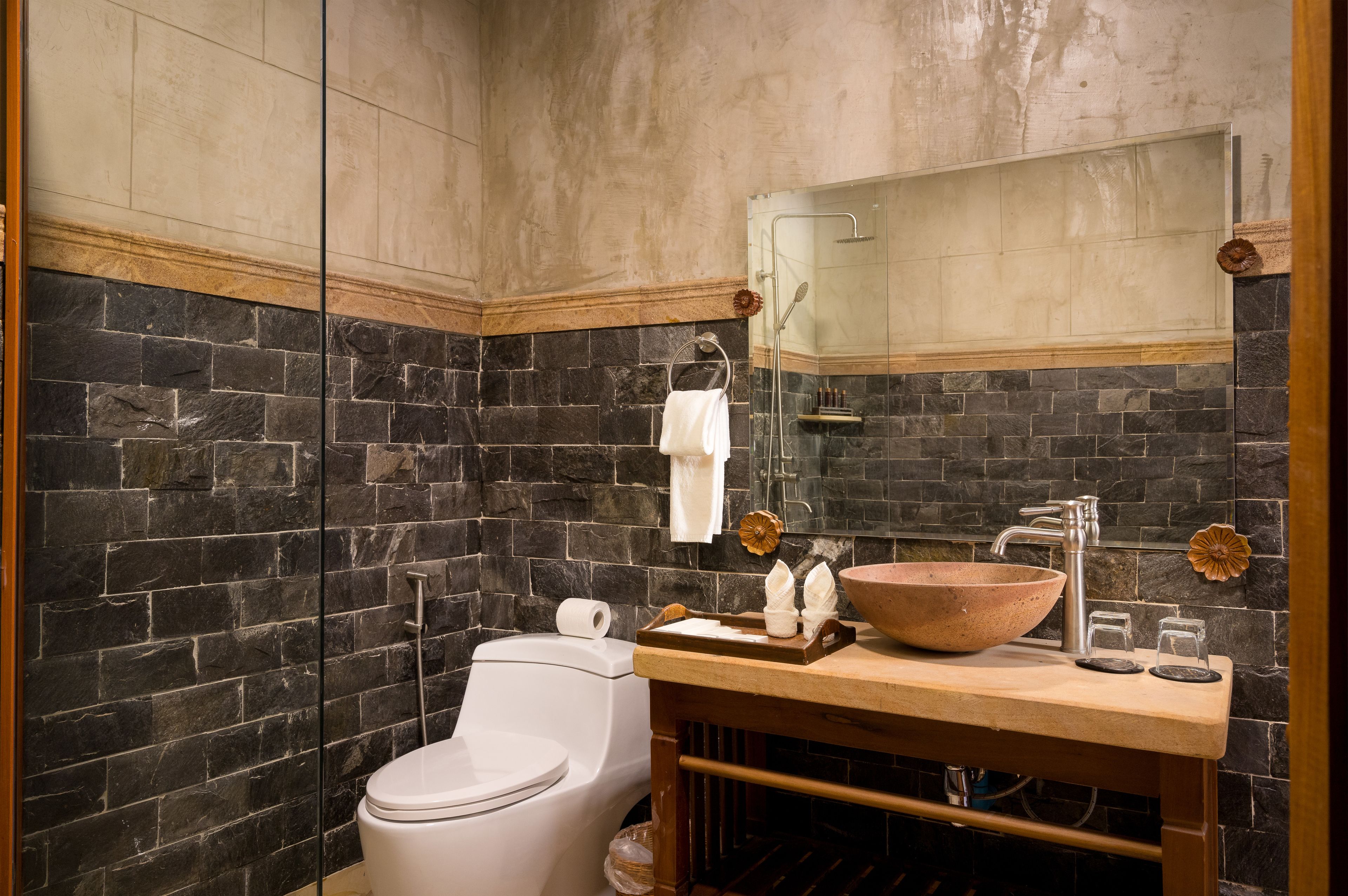 luxury suite, pool view | bathroom | free toiletries, hair dryer, bathrobes, slippers