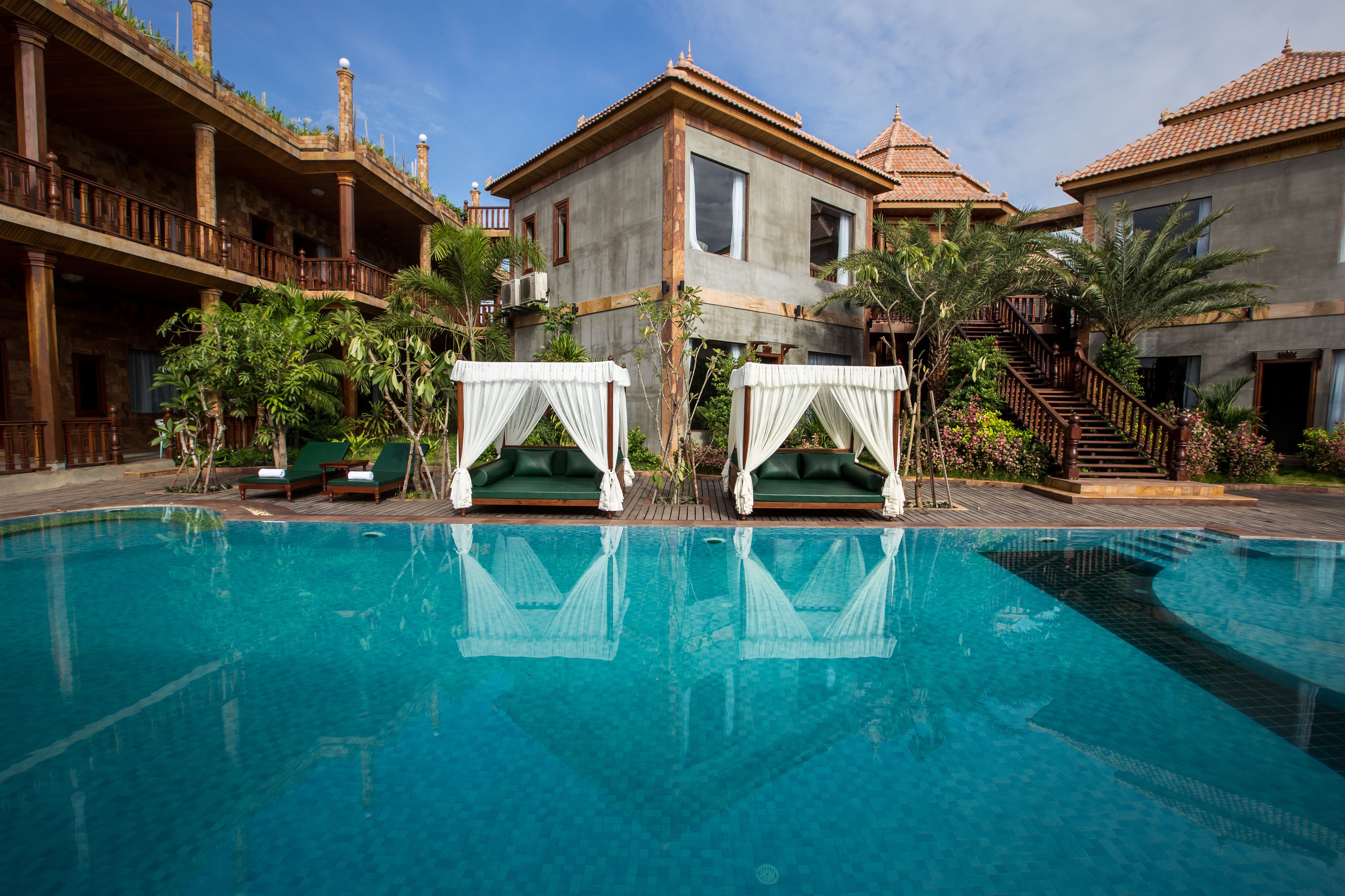 2 outdoor pools, open 7 am to 9 pm, pool umbrellas, pool loungers