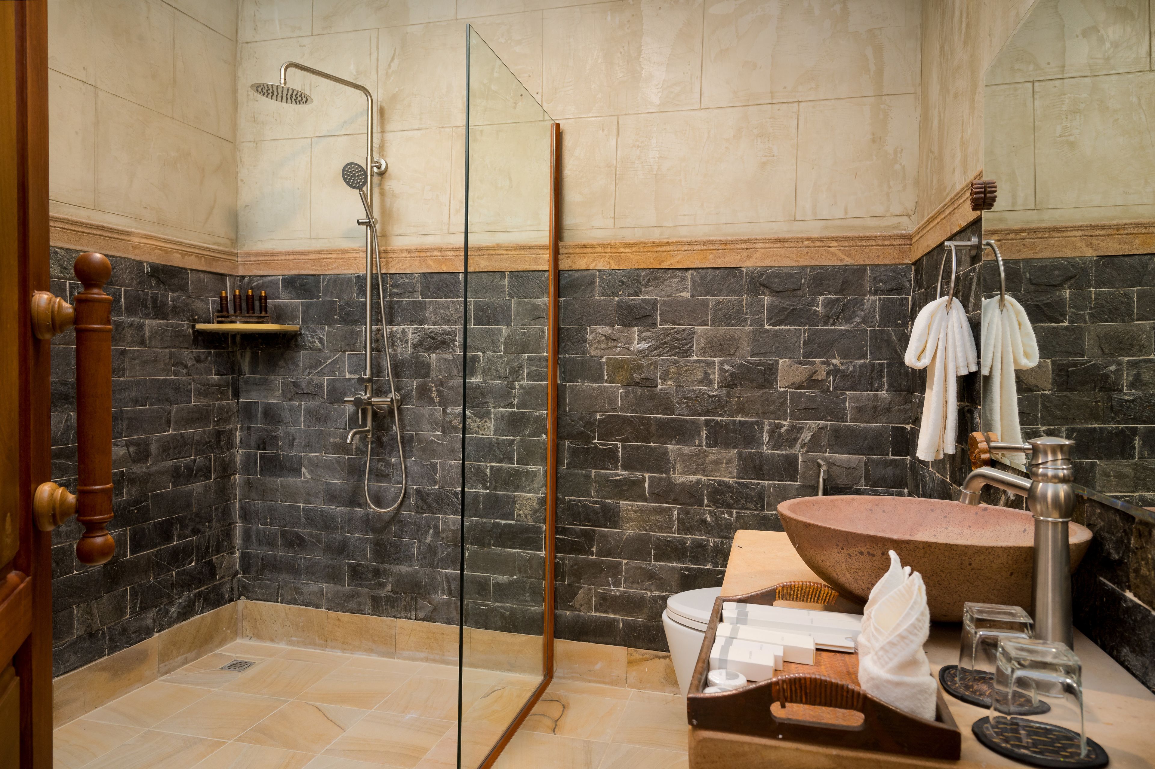 luxury suite, pool view | bathroom | free toiletries, hair dryer, bathrobes, slippers