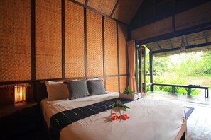 Minibar med vissa gratis produkter och värdeförvaringsskåp på rummet