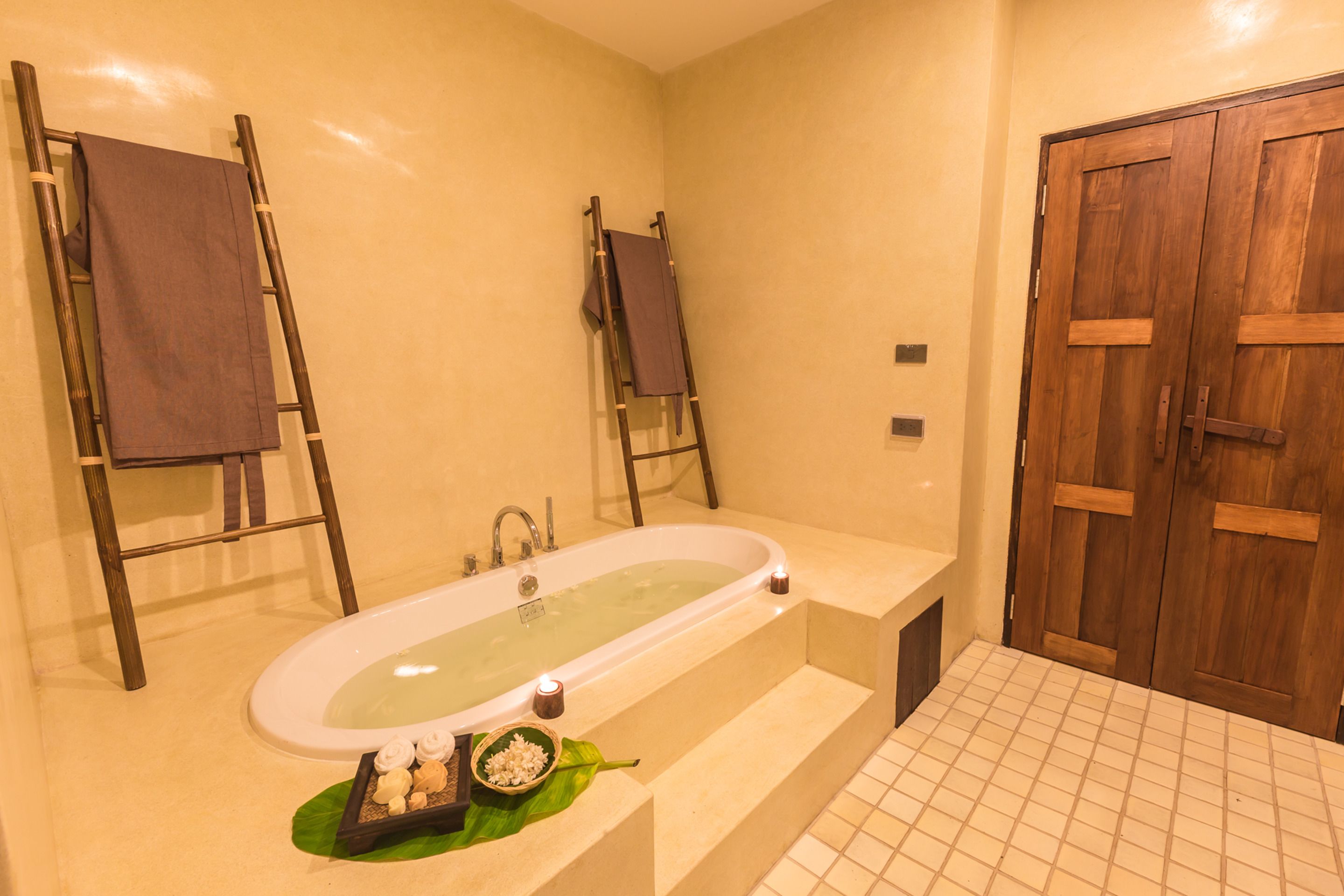 suite cottage | deep-soaking bathtub