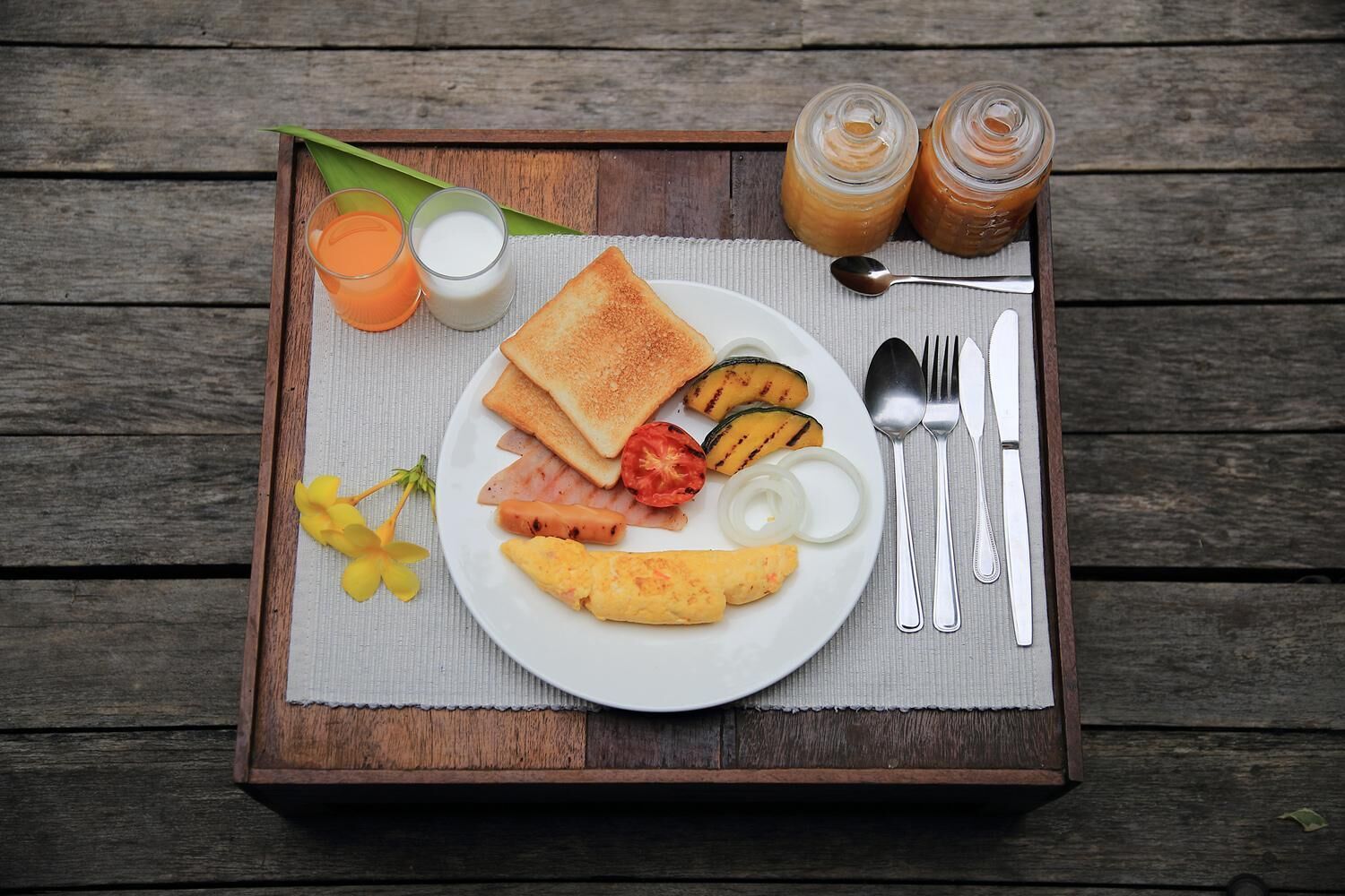 breakfast, lunch, dinner served; thai cuisine