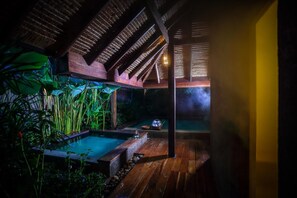 สระว่ายน้ำกลางแจ้ง