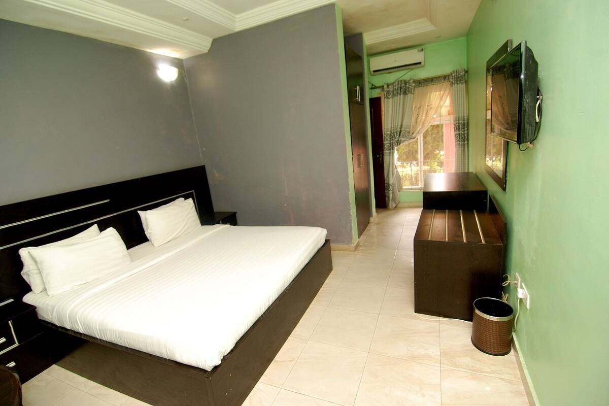 Premium bedding, free WiFi