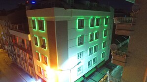 Un edificio de varios pisos con un diseño moderno, que cuenta con varias ventanas y balcones.