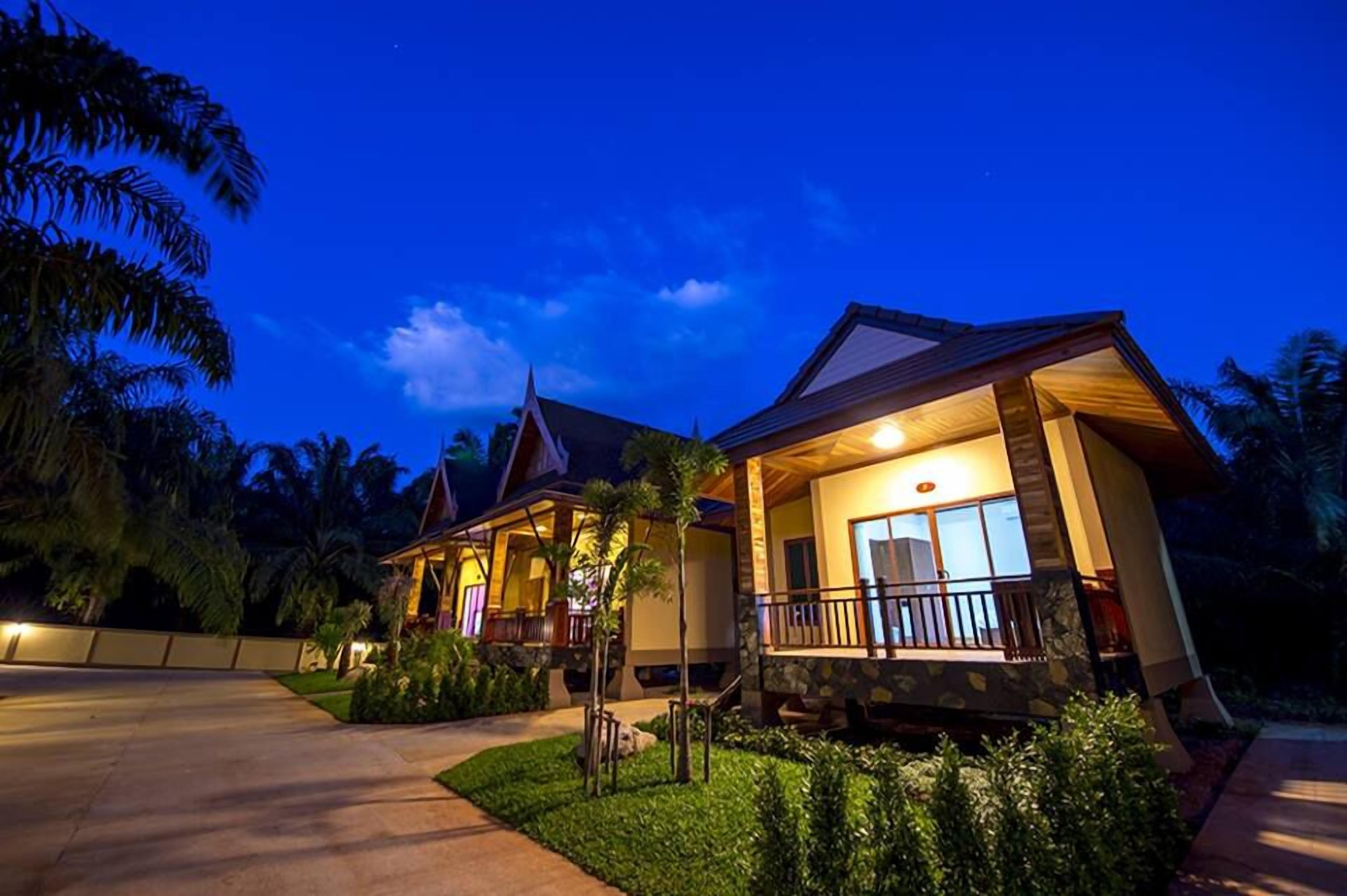 숙박 시설 정면 - 저녁/밤