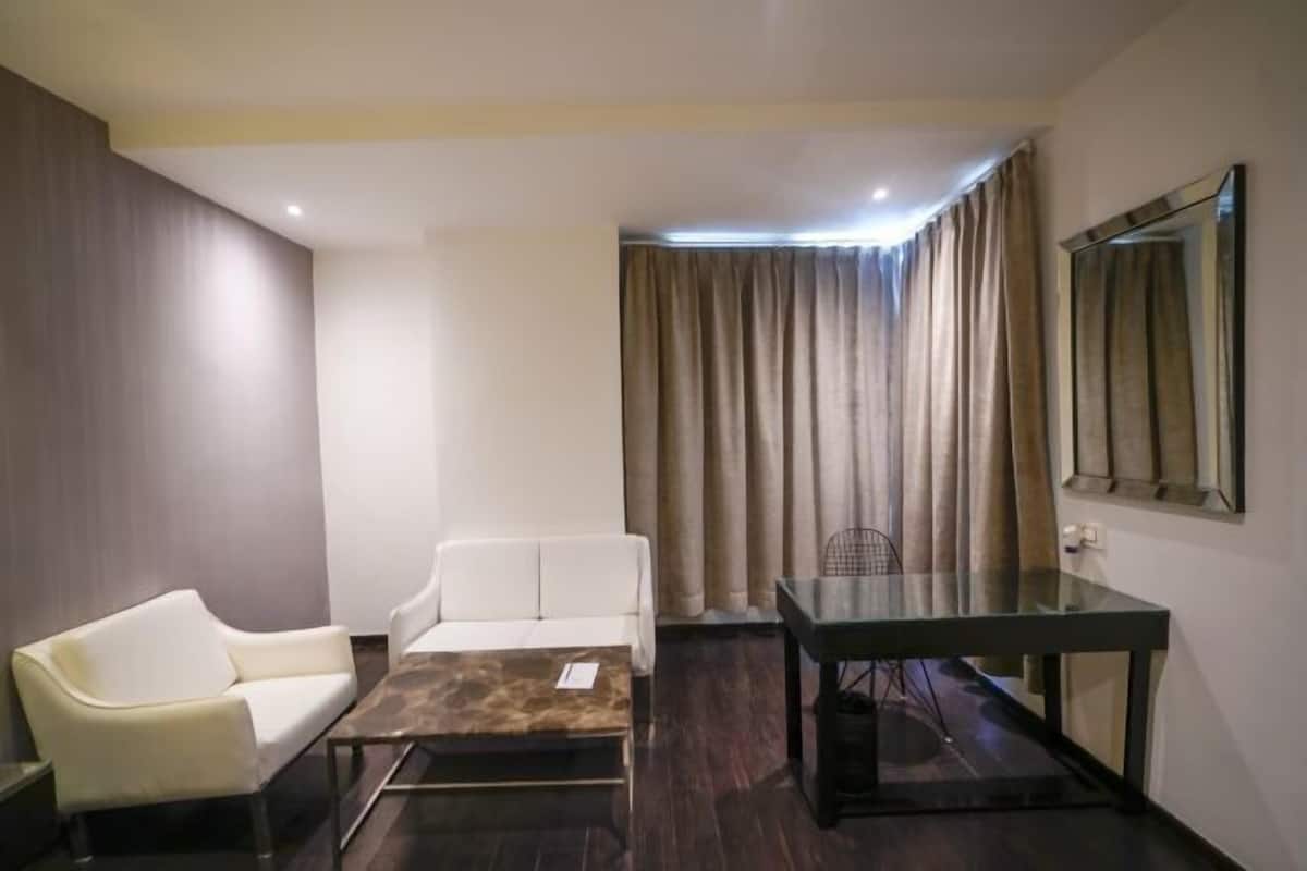 Living area | 32-inch TV with cable channels