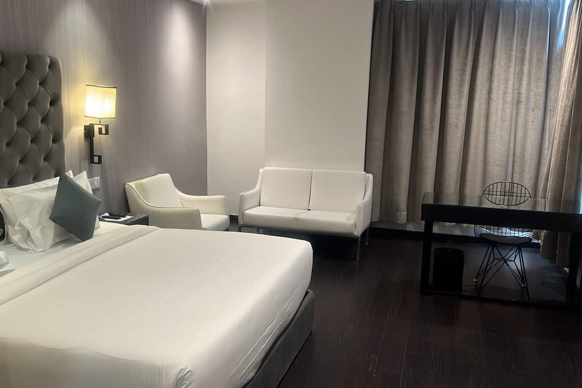 Executive Suite | Area soggiorno | TV 32 pollici con canali via cavo