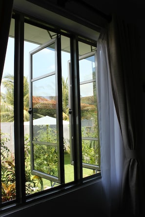 Deluxe Δίκλινο Δωμάτιο (Double ή Twin), Θέα στον Κήπο | Χρηματοκιβώτιο στο δωμάτιο, μοναδική επίπλωση, γραφείο