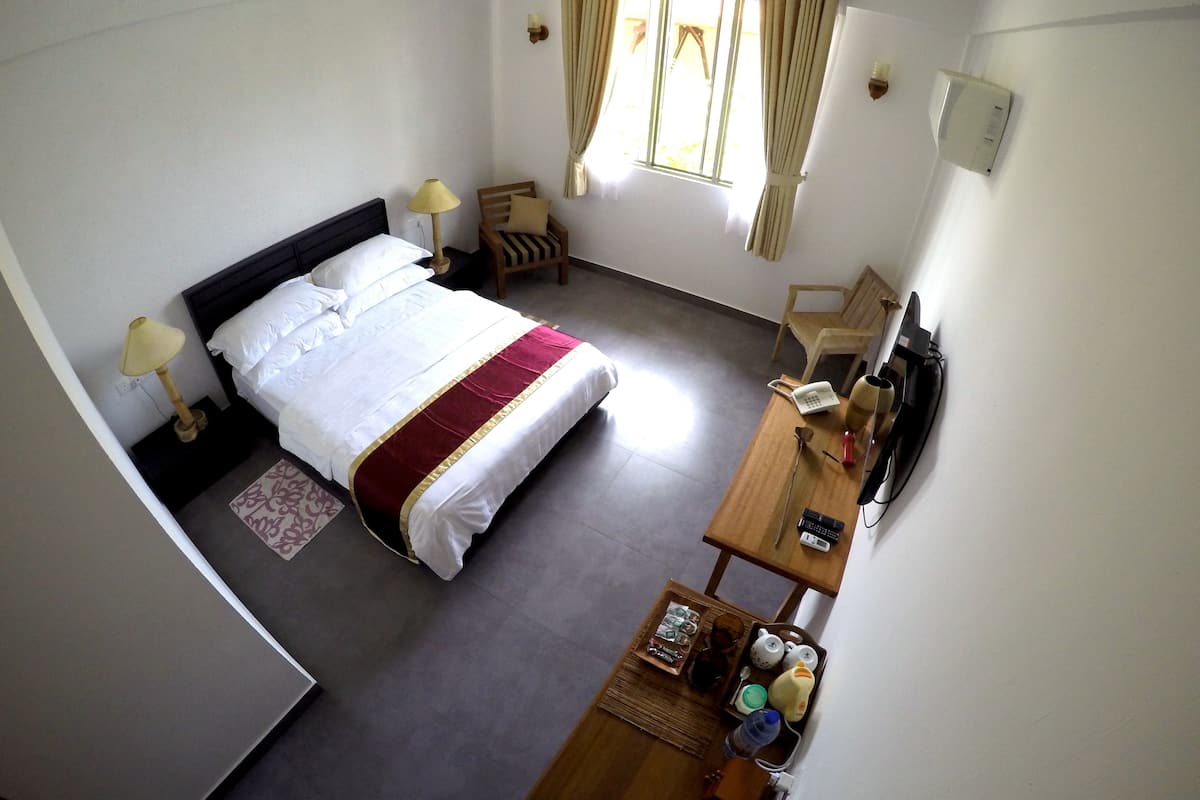 Chambre Deluxe Double ou avec lits jumeaux, vue jardin | Coffres-forts dans les chambres, ameublement personnalisé, bureau