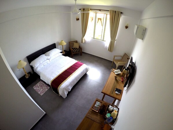 Deluxe-herbergi fyrir tvo - útsýni yfir garð | Öryggishólf í herbergi, sérvalin húsgögn, skrifborð