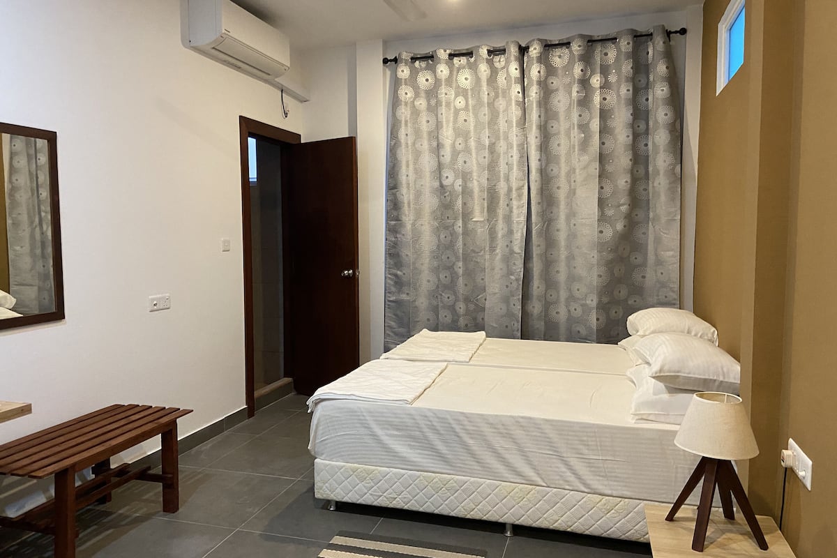 Chambre Double Standard | Coffres-forts dans les chambres, ameublement personnalisé, bureau