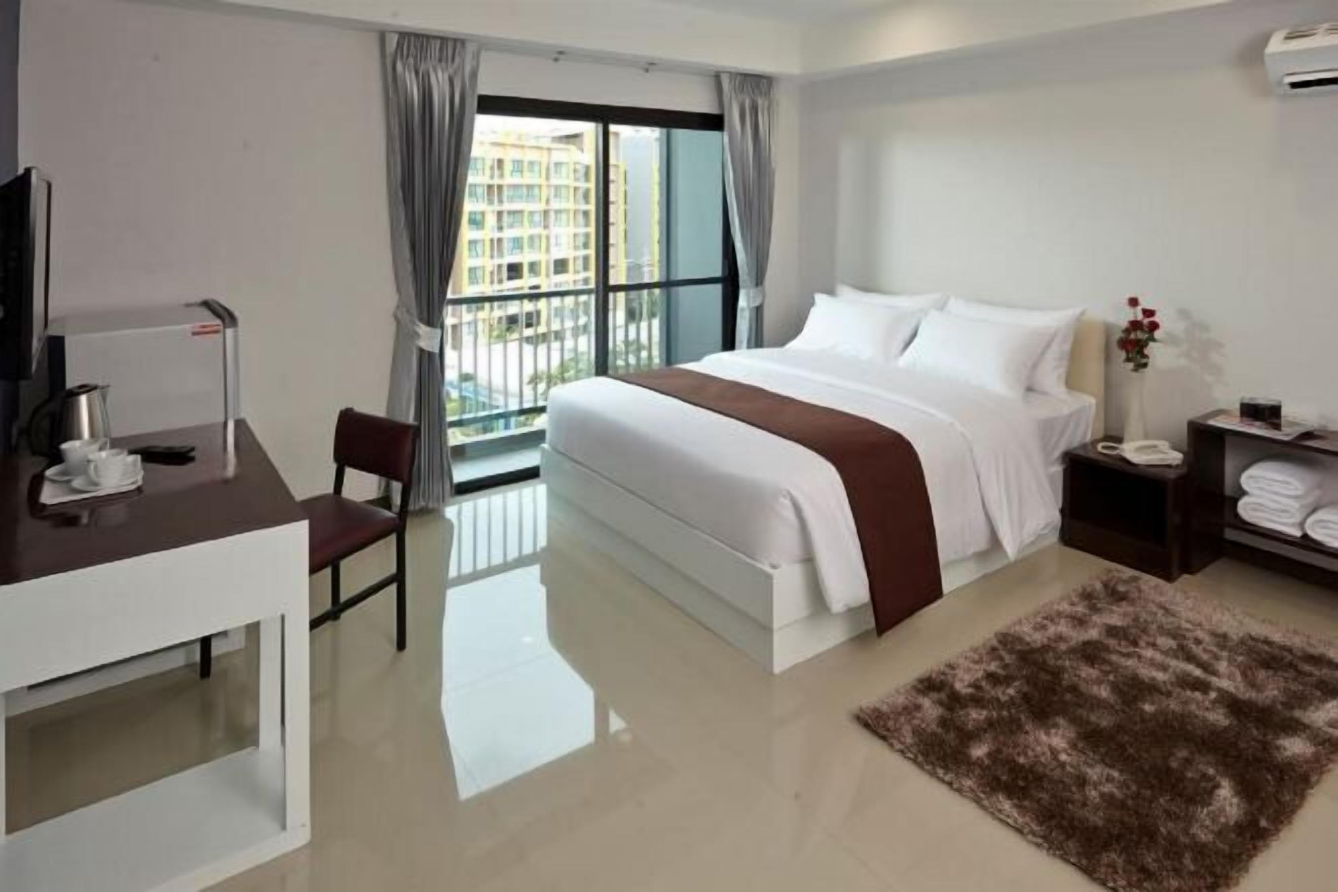 Desk, blackout drapes, free WiFi, bed sheets