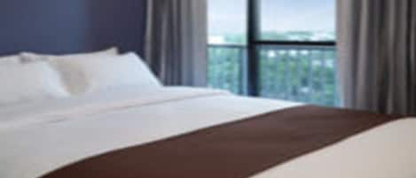 Escritorio, cortinas blackout, wifi gratis y ropa de cama