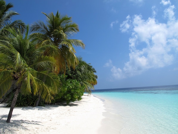 Playa privada en los alrededores, arena blanca