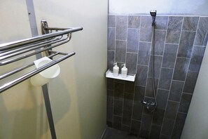 Shower, hydromassage showerhead, designer toiletries, hair dryer - Puli Center Center Hostel (Puli)