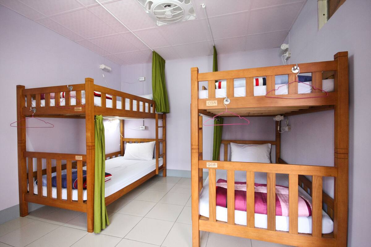 Ropa de cama hipoalergénica y caja de seguridad en la habitación