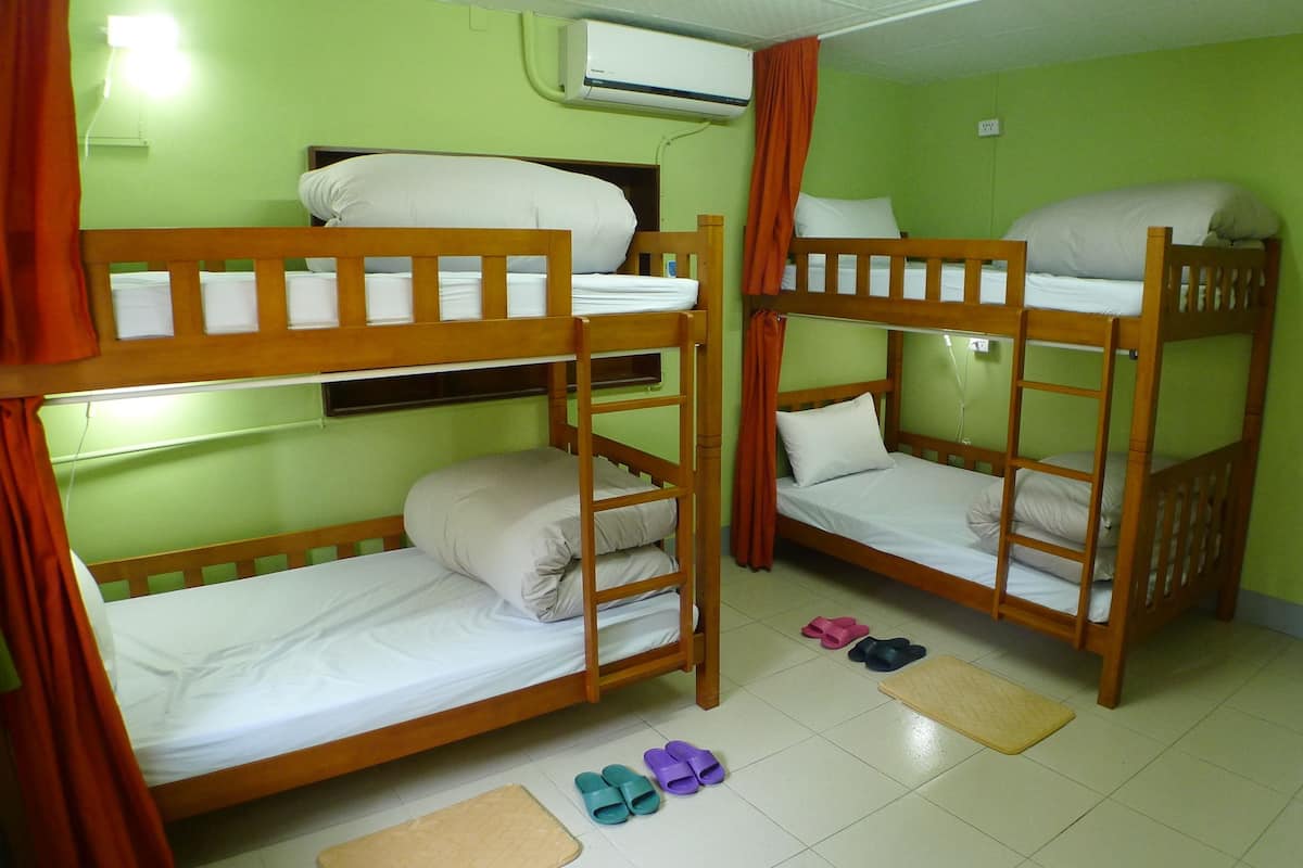 Ropa de cama hipoalergénica y caja de seguridad en la habitación