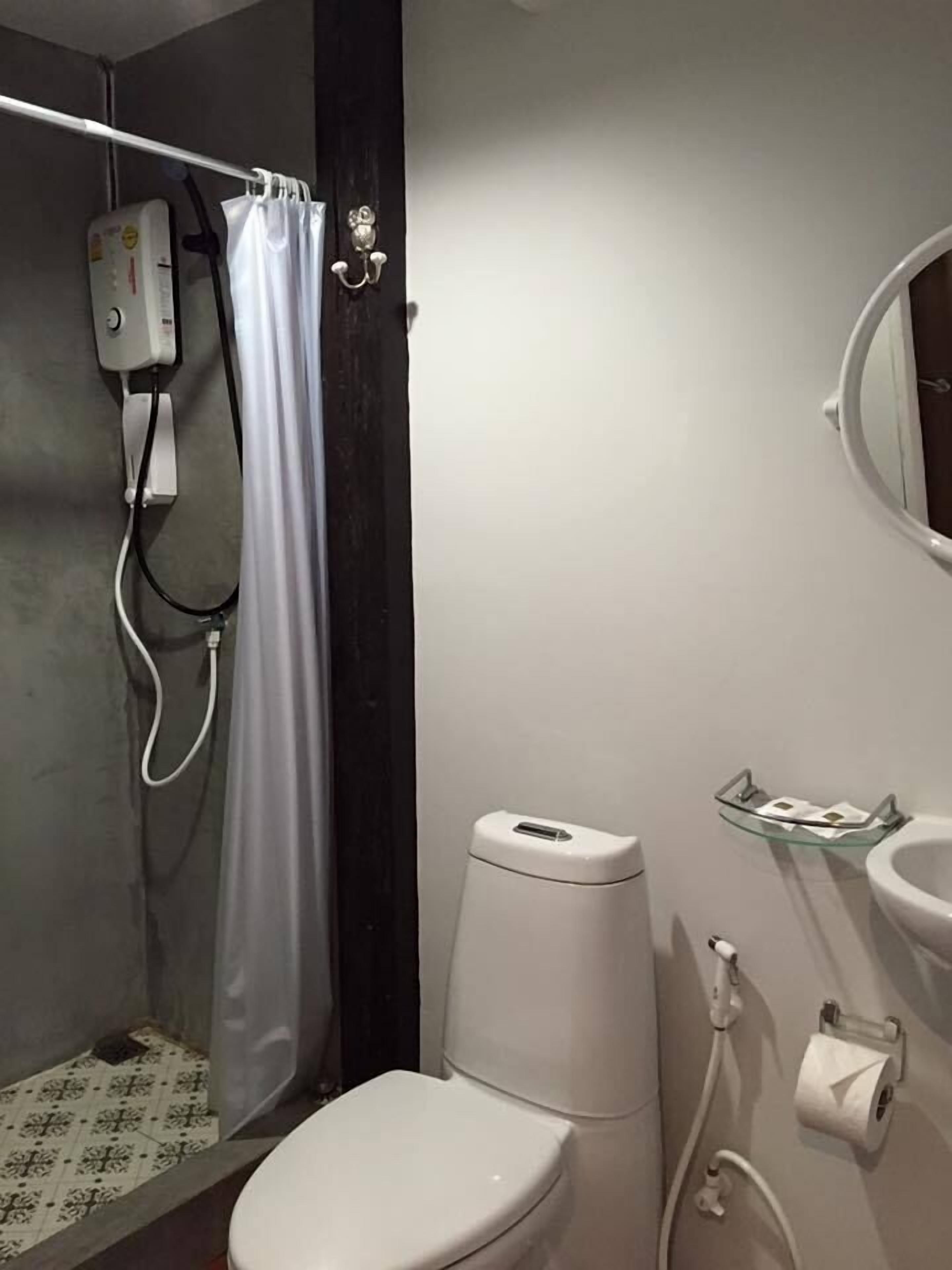 economy room | bathroom | shower, free toiletries, hair dryer, bidet