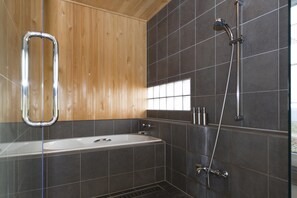 Casa, 3 habitaciones | Baño | Tina con regadera, amenidades de baño gratuitas, secadora de cabello 