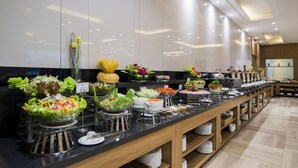 Un buffet proposant une variété de plats et un long comptoir.