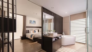 Een moderne hotelkamer met een bed, nachtkastje, spiegel en een groot bad.