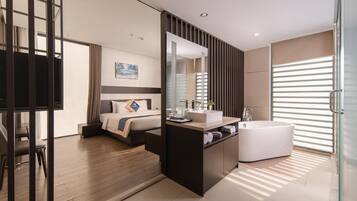 Premier Room With Bathtub | Minibar, in-room safe, individually decorated, desk