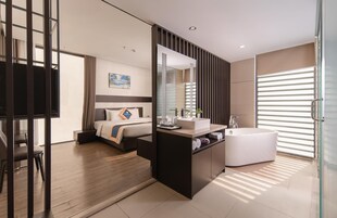 Premier Room With Bathtub | Minibar, in-room safe, individually decorated, desk