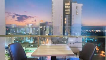 Premier-Suite, 1 King-Bett, eingeschränkter Meerblick (Poseidon) | Blick auf die Stadt