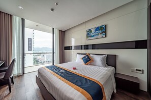 Rom – senior, balkong (Deluxe) | Minibar, safe på rommet, individuelt dekorert og skrivebord