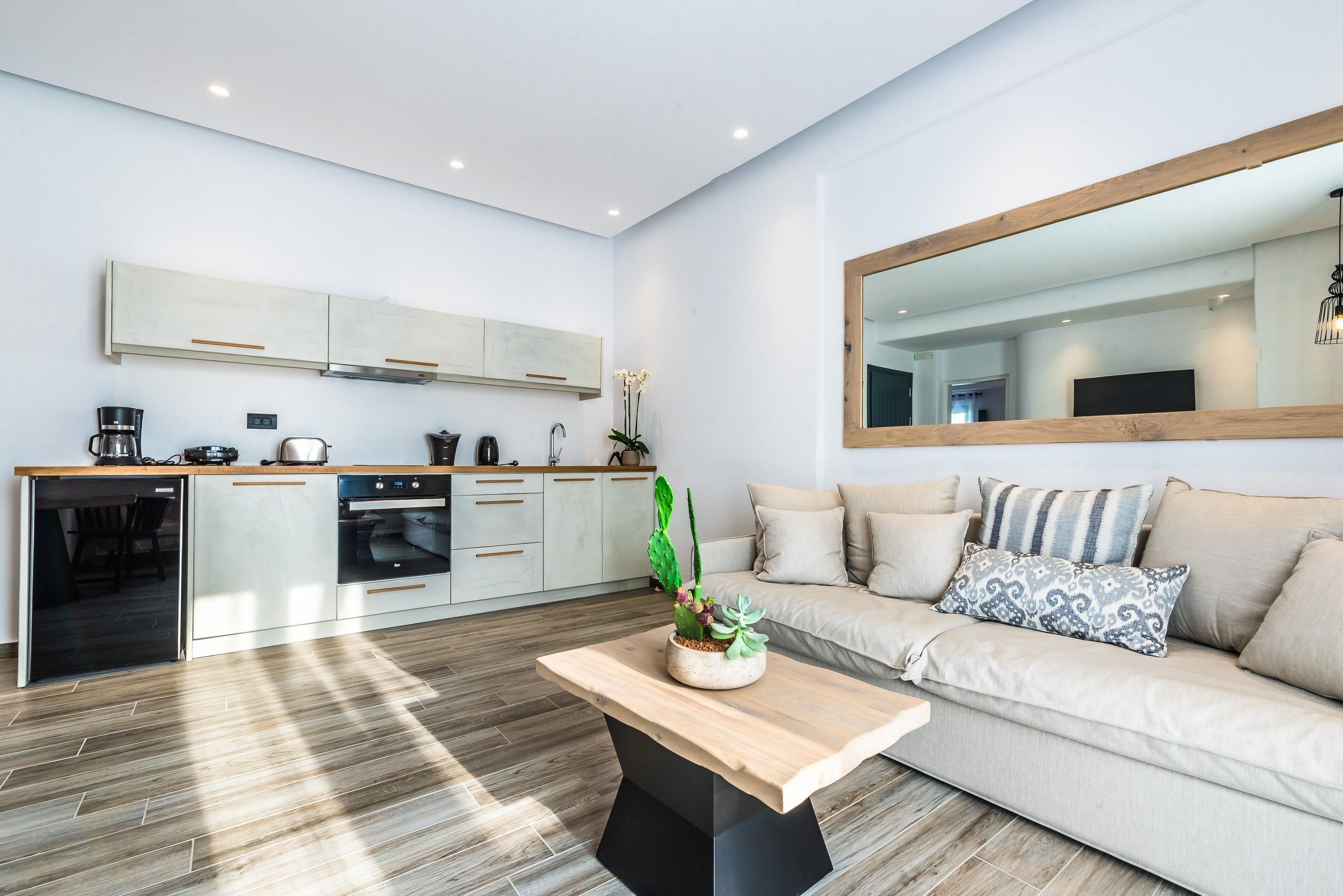 superior suite with outdoor jetted tub | living room | 43-inch flat-screen tv with cable channels, tv