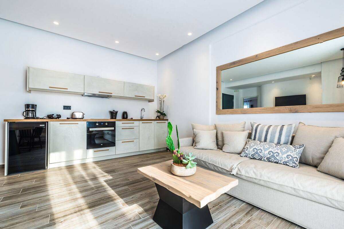 superior suite with outdoor jetted tub | living room | 43-inch flat-screen tv with cable channels, tv