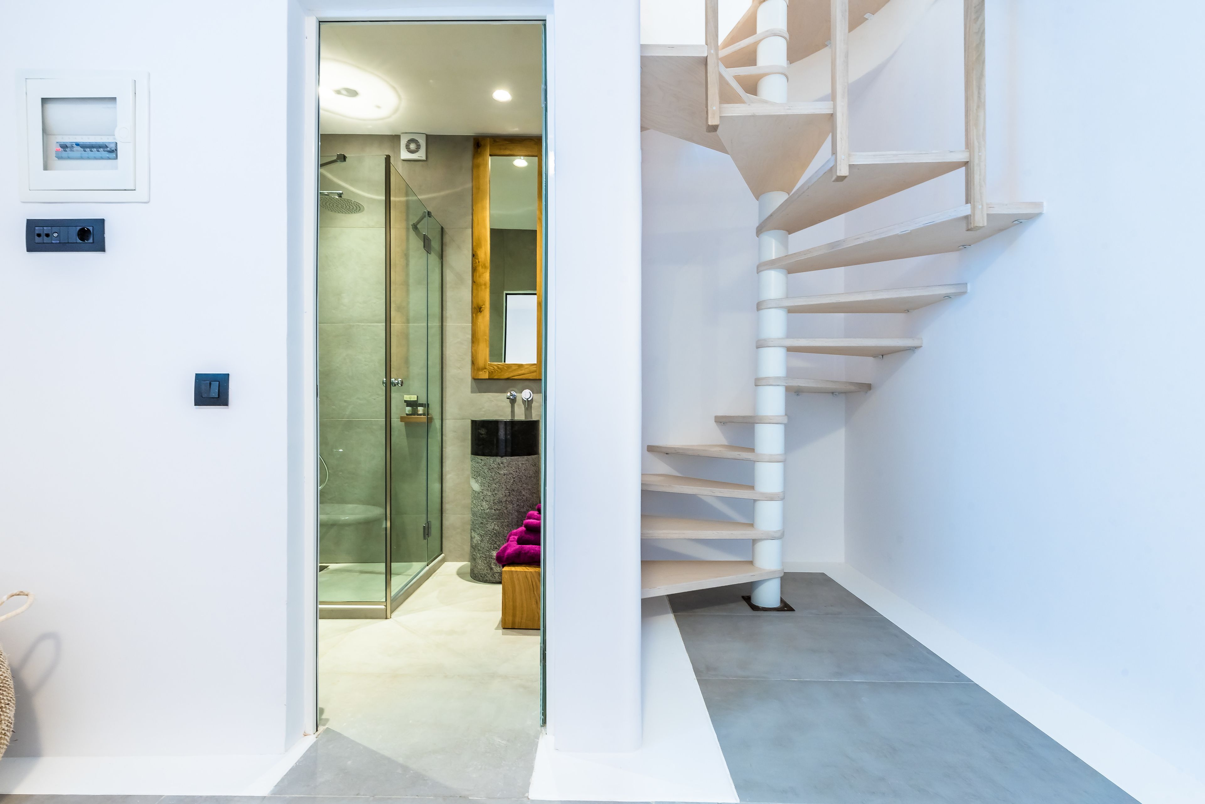 43-inch flat-screen tv with cable channels, tv