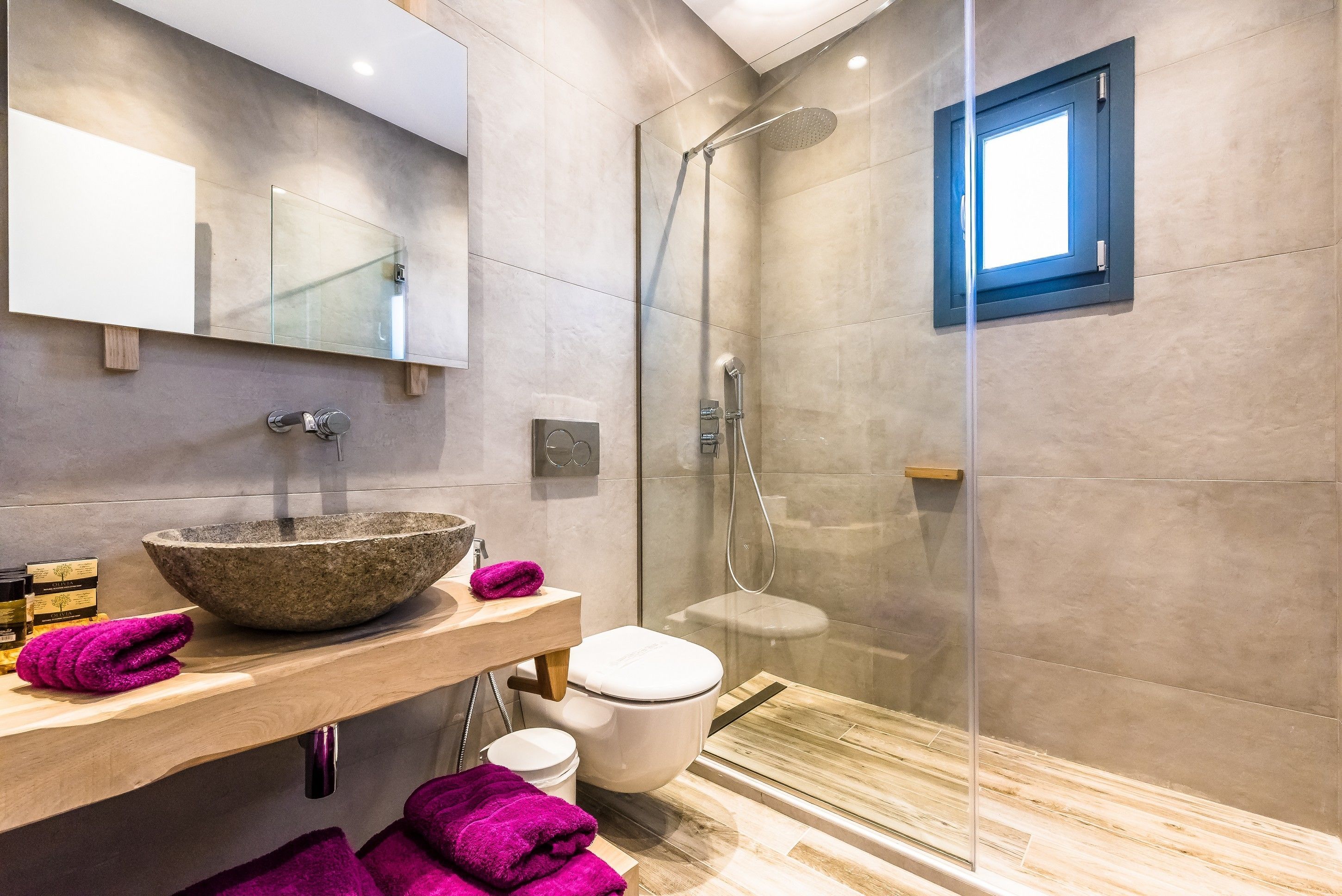 Shower, rainfall showerhead, free toiletries, hair dryer