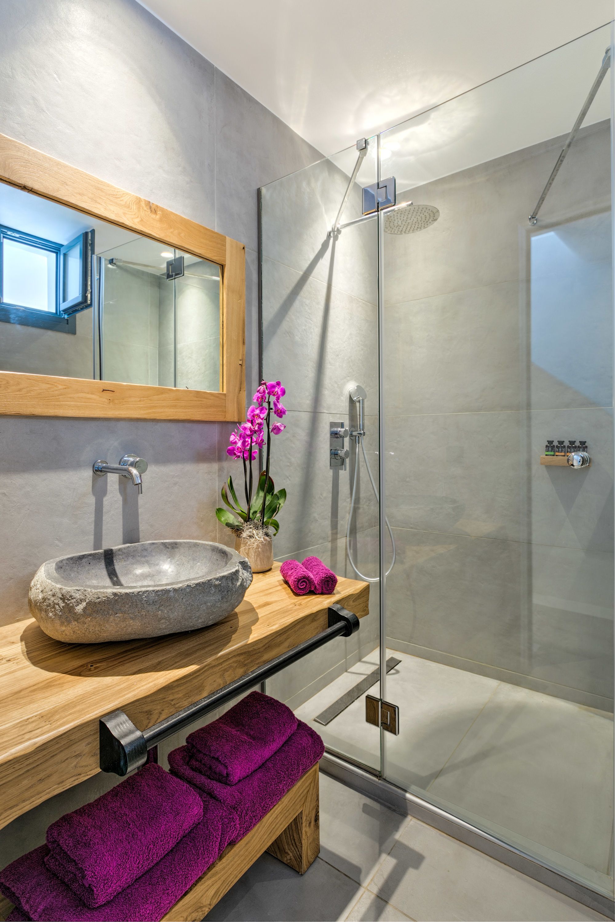 Grand villa | Badkamer | Een douche, een regendouche, gratis toiletartikelen, een haardroger