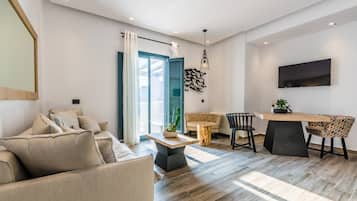Superior Suite with outdoor Jetted Tub | 客廳 | 43-吋平面電視、有線頻道、電視