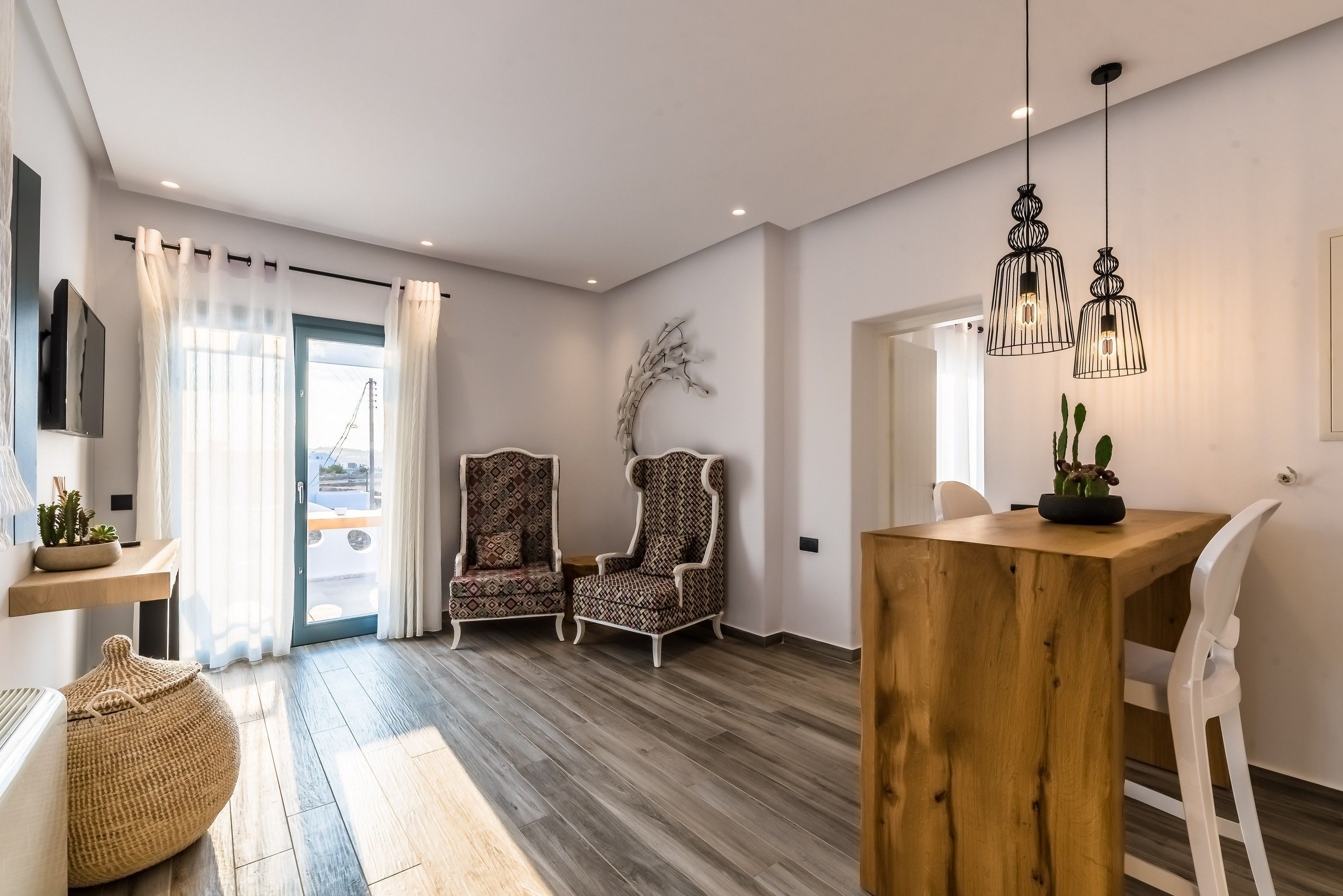 superior suite with outdoor jetted tub | living room | 43-inch flat-screen tv with cable channels, tv