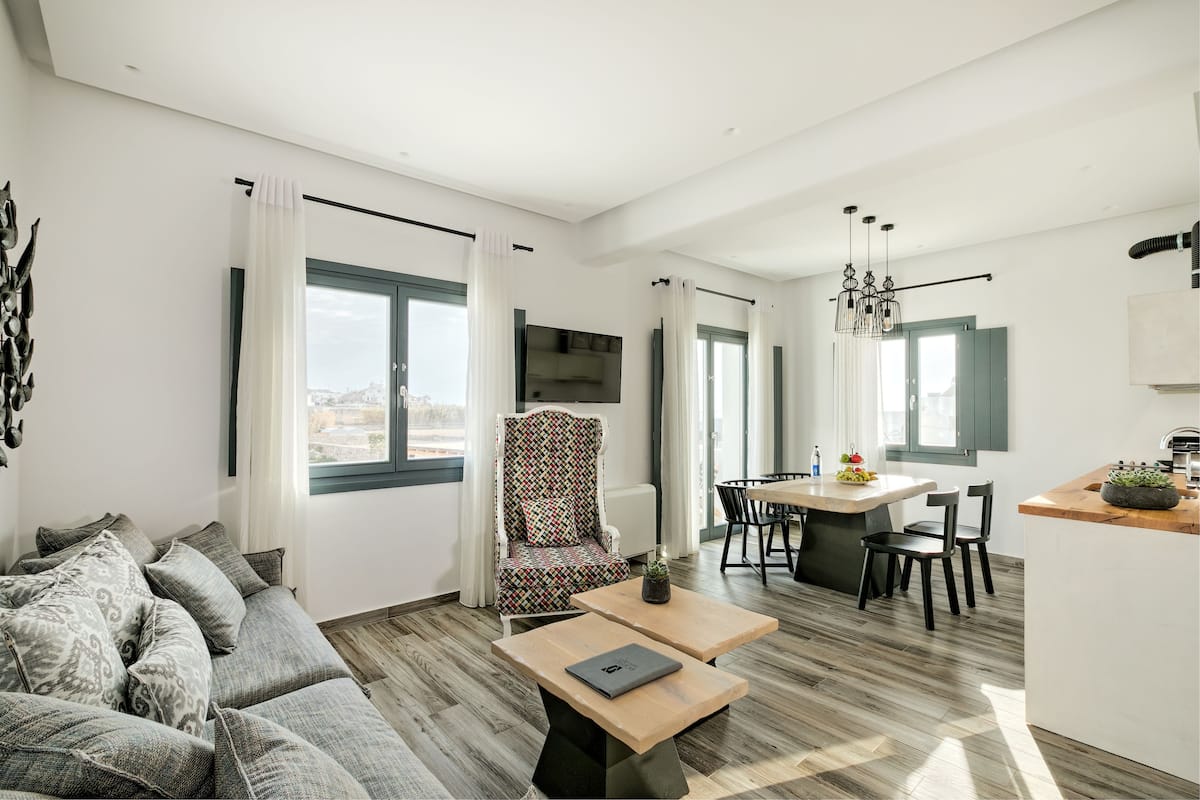 three bedrooms villa with outdoor jetted tub | living area | 43-inch flat-screen tv with cable channels, tv