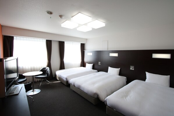 Triple Room | Down duvets, desk, iron/ironing board, free WiFi