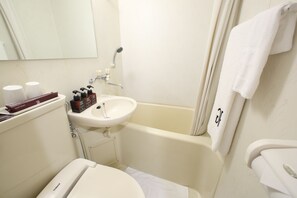 Combined shower/tub, free toiletries, hair dryer, bathrobes - Green Rich Hotel Suizenji (Kumamoto)