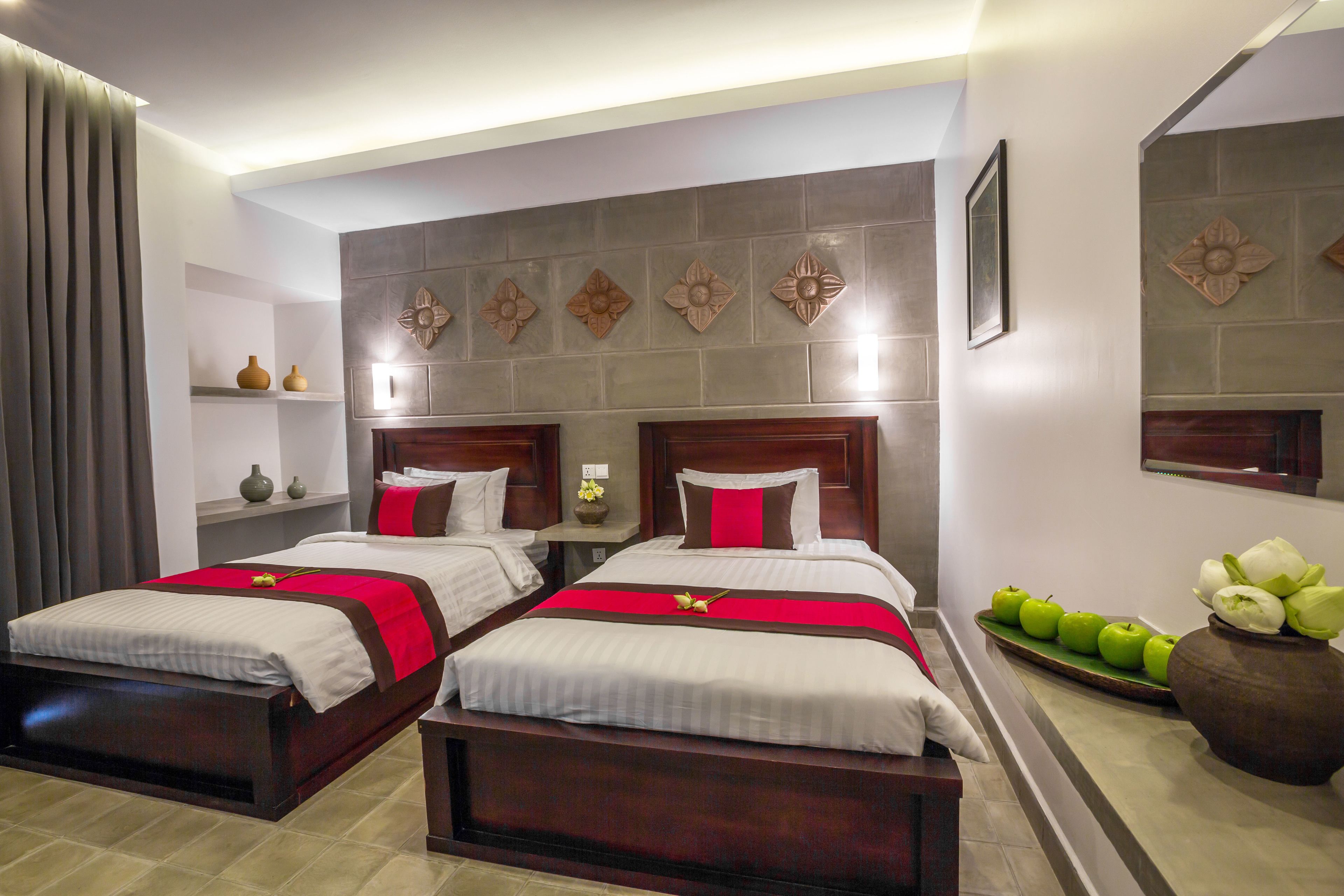 deluxe double or twin room | minibar, in-room safe, desk, rollaway beds