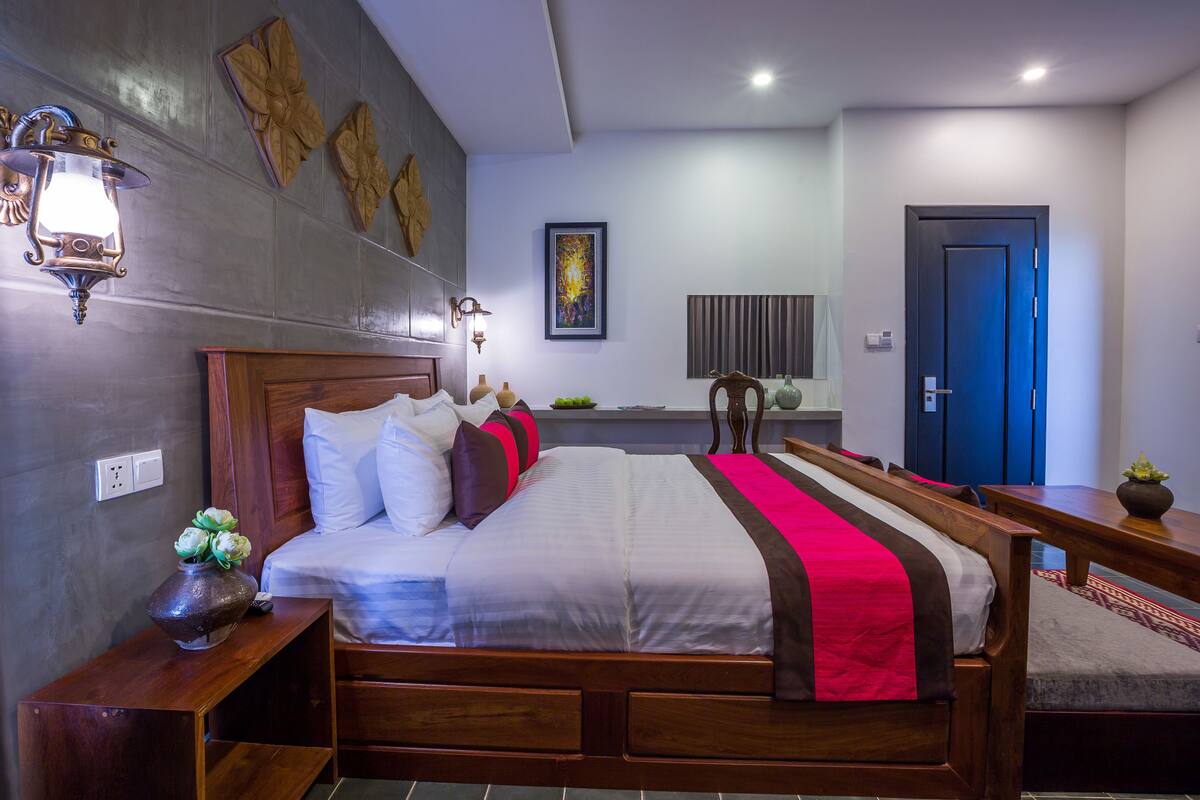 Family Room | Minibar, in-room safe, desk, rollaway beds