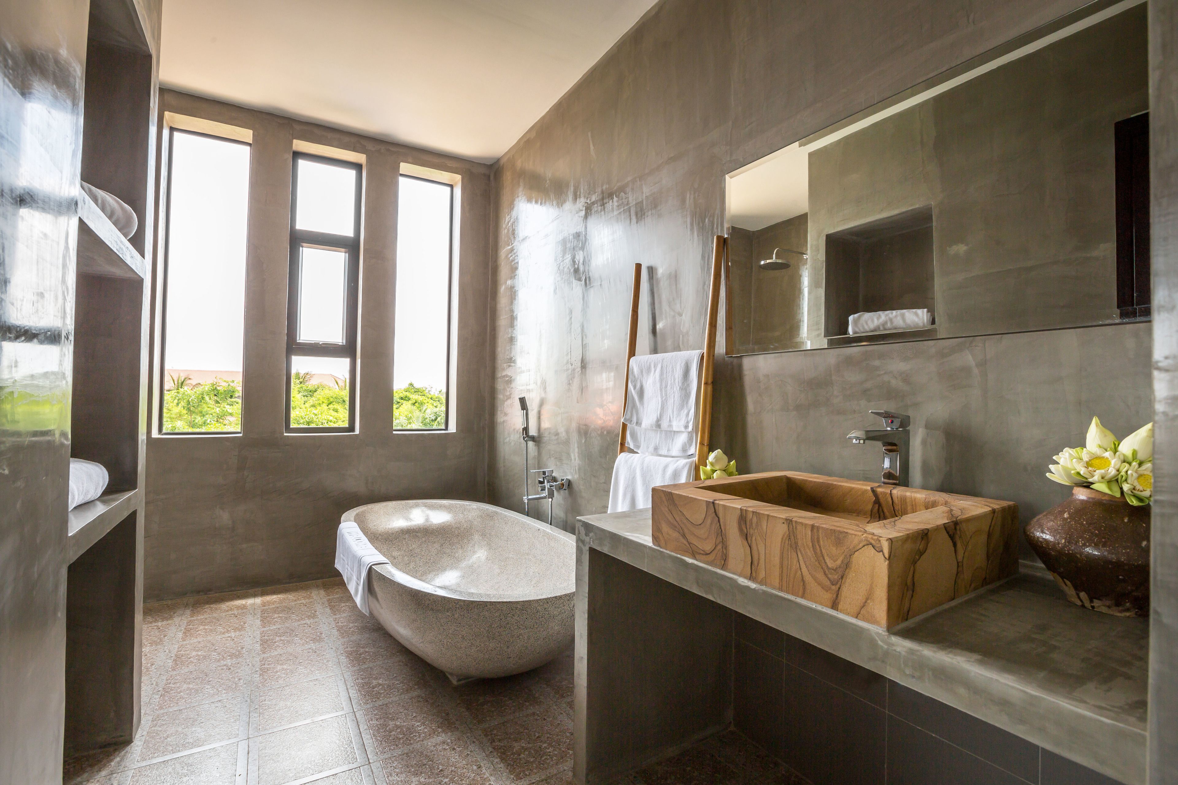 separate bathtub and shower, free toiletries, towels