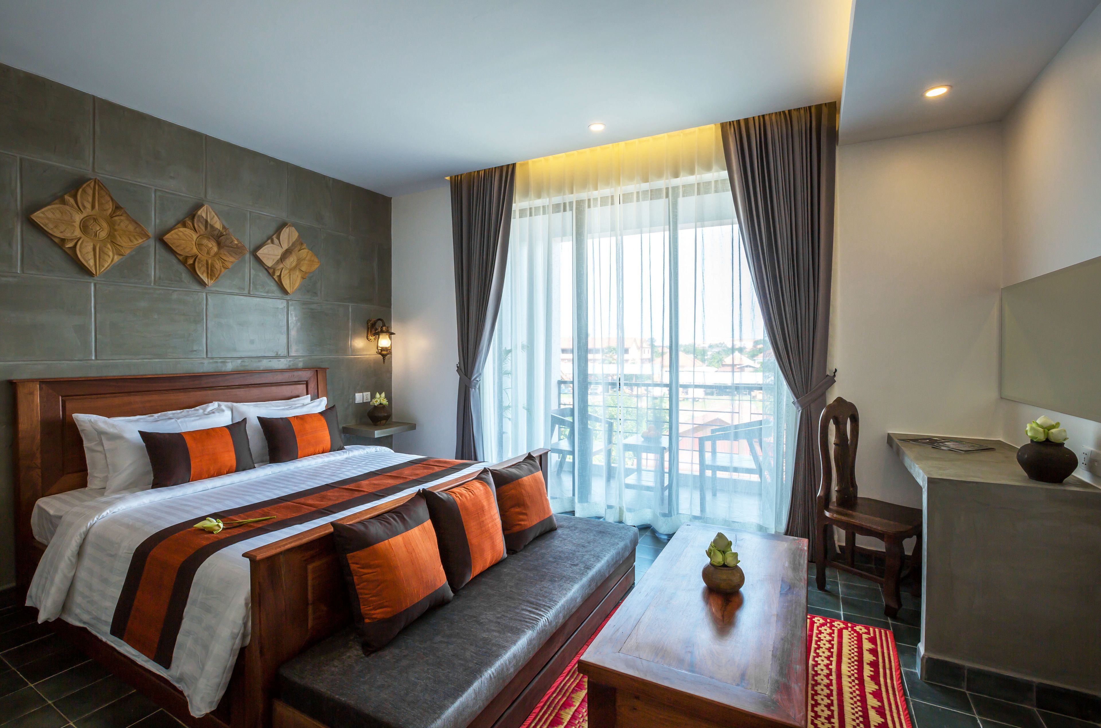 premier deluxe | minibar, in-room safe, desk, rollaway beds