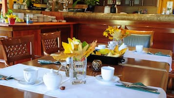 Petit déjeuner buffet (15 EUR par personne)