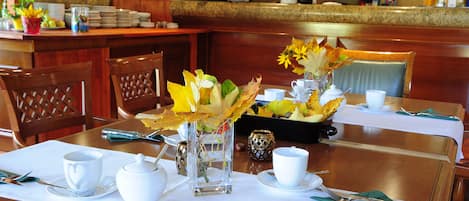 Frukostbuffé varje dag (EUR 15 per person)