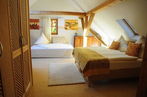 Triple Room | Hypo-allergenic bedding, minibar, in-room safe, individually decorated - Hotel Schlossresidenz Heitzenhofen (Duggendorf)