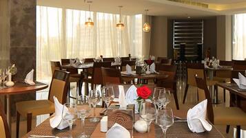 2 restaurants servant le petit déjeuner, le déjeuner et le dîner